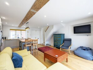 Smart TV, books - The Hive -  a cottage that sleeps 4 guests  in 2 bedrooms (Emsworth)