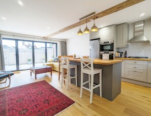 Fridge, microwave, oven, stovetop - The Hive -  a cottage that sleeps 4 guests  in 2 bedrooms (Emsworth)