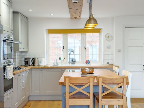 The Hive -  a cottage that sleeps 4 guests  in 2 bedrooms