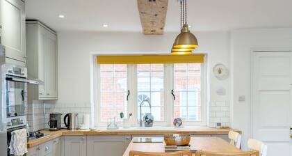 The Hive - a cottage that sleeps 4 guests in 2 bedrooms