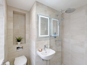 Shower, hair dryer, towels - The Hive -  a cottage that sleeps 4 guests  in 2 bedrooms (Emsworth)