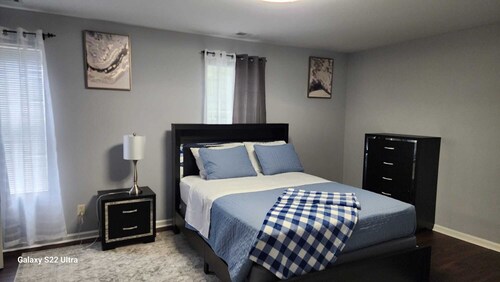 The Loft at Hiram Davis is a cozy Loft 5 minutes from downtown Lawrenceville.