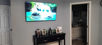 The Loft at Hiram Davis is a cozy Loft 5 minutes from downtown Lawrenceville.