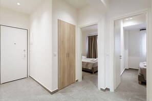 2 makuuhuonetta, tallelokero huoneessa, silitysrauta/-lauta