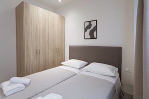 2 makuuhuonetta, tallelokero huoneessa, silitysrauta/-lauta