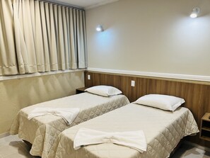 Executive Room | Desk, laptop workspace, free WiFi - Hotel Estoril Garden (Registro)