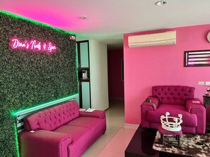ทรีทเมนท์ดูแลผิว, ทรีทเมนท์ดูแลผิวหน้า, 2 ห้องทรีทเมนท์, ทำเล็บ