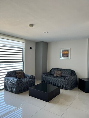 Comfort Suite | Living area | 42-inch Smart TV with cable channels - Hotel Torres Eugenia  (Coatzacoalcos)