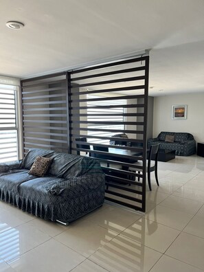 Suite Confort | Área de sala de estar | Smart TV de 42 pulgadas con canales por cable 