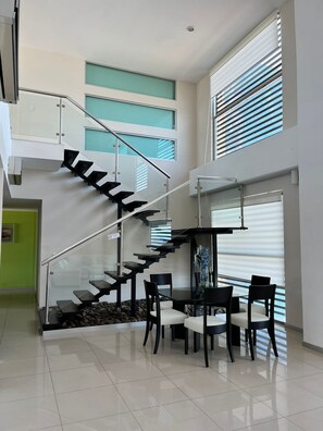 Penthouse de lujo | Área de sala de estar | Smart TV de 42 pulgadas con canales por cable 