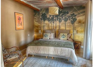 3 bedrooms, desk, iron/ironing board, travel crib - Le Mas de Saint Antoine, charming house with swimming pool, Isle sur la Sorgue. (L'Isle-sur-la-Sorgue)