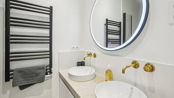 Een douche, een haardroger, handdoeken, zeep