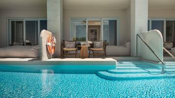 Zona de piscina con mobiliario y vistas al interior.