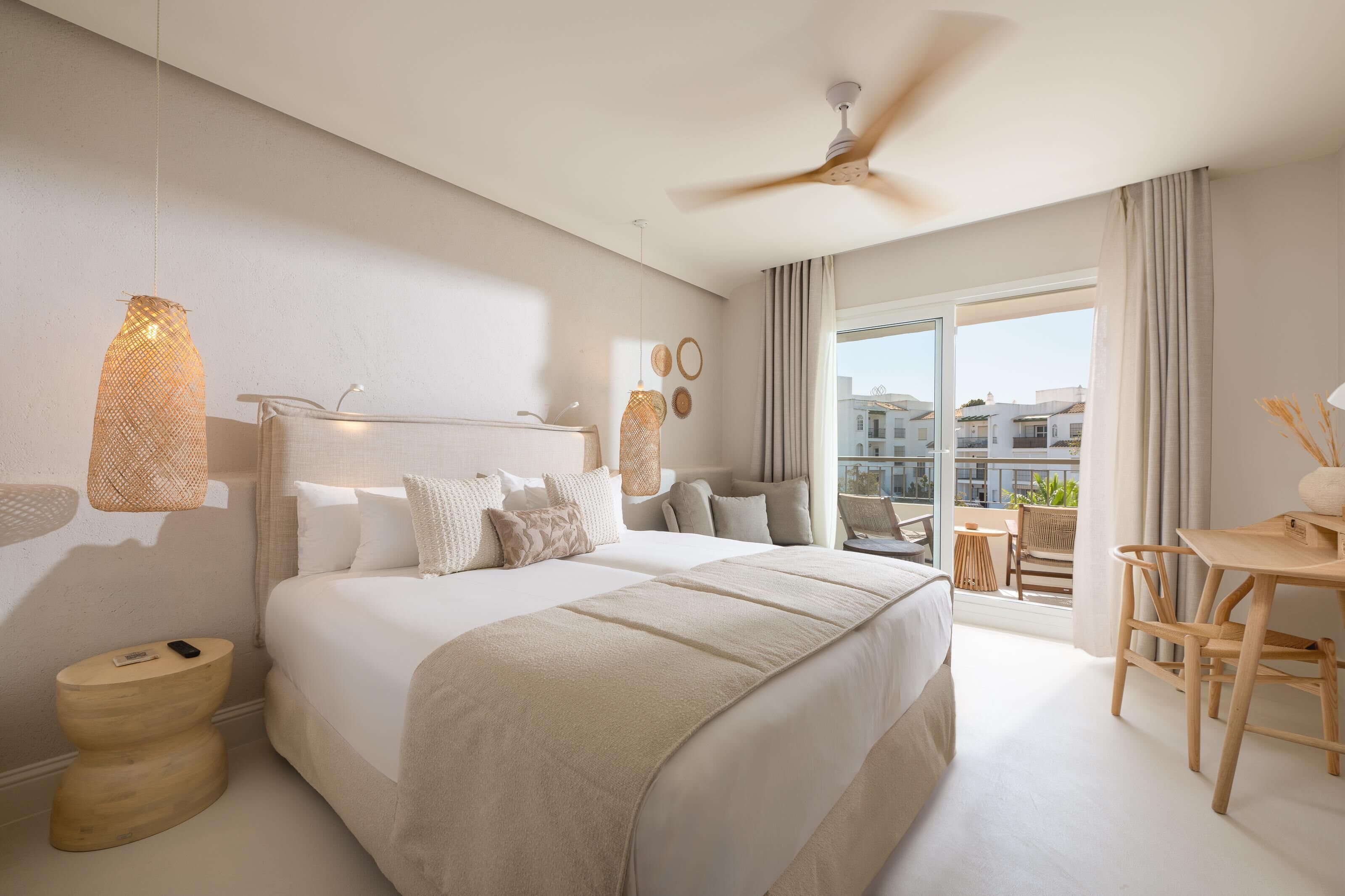 Camera Standard con letto matrimoniale o 2 letti singoli | Minibar, una cassaforte in camera, una scrivania, postazione laptop