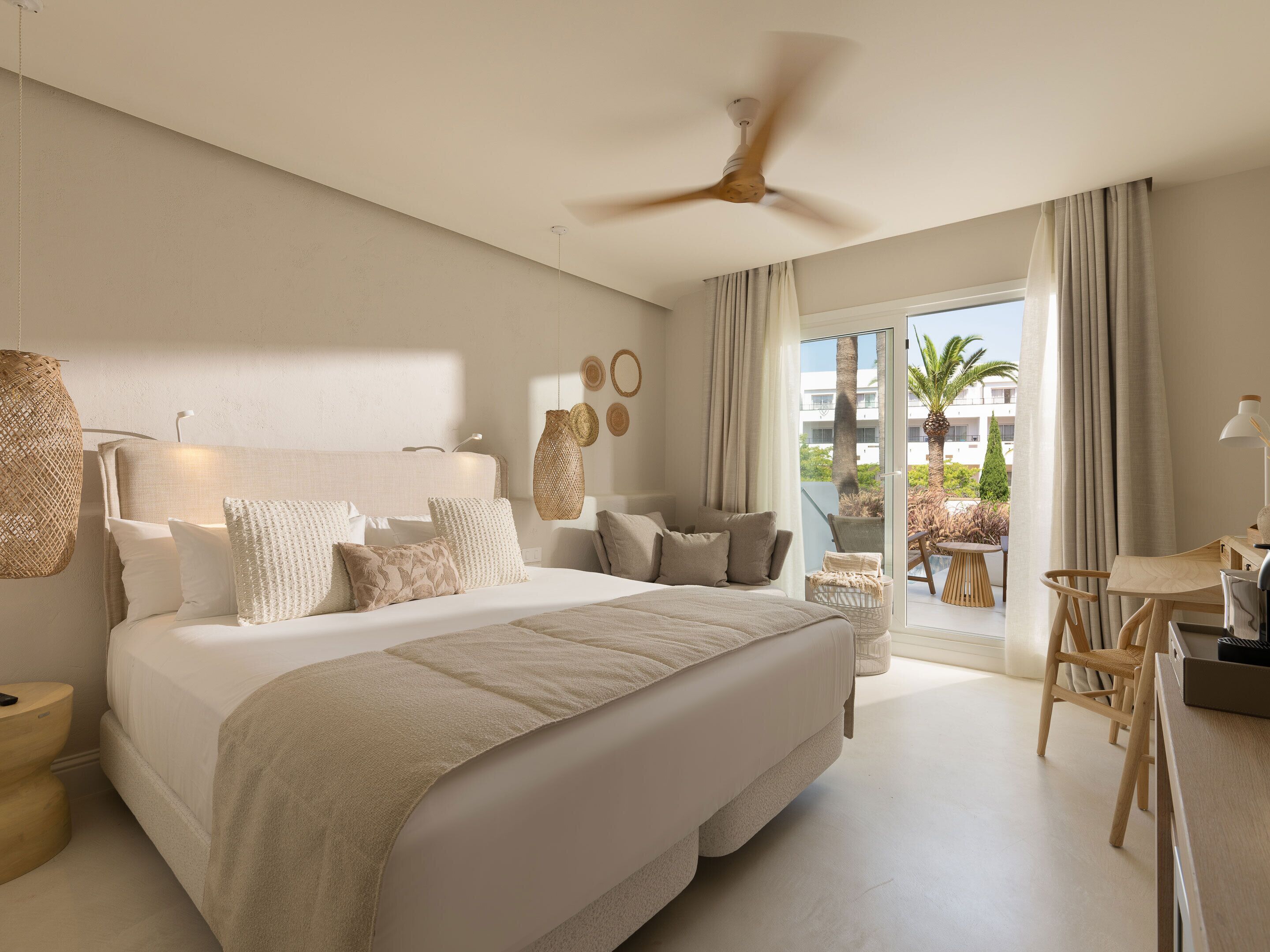 Habitación con 1 cama matrimonial o 2 individuales (SWIM-OUT) | Minibar, caja de seguridad en la habitación y escritorio 