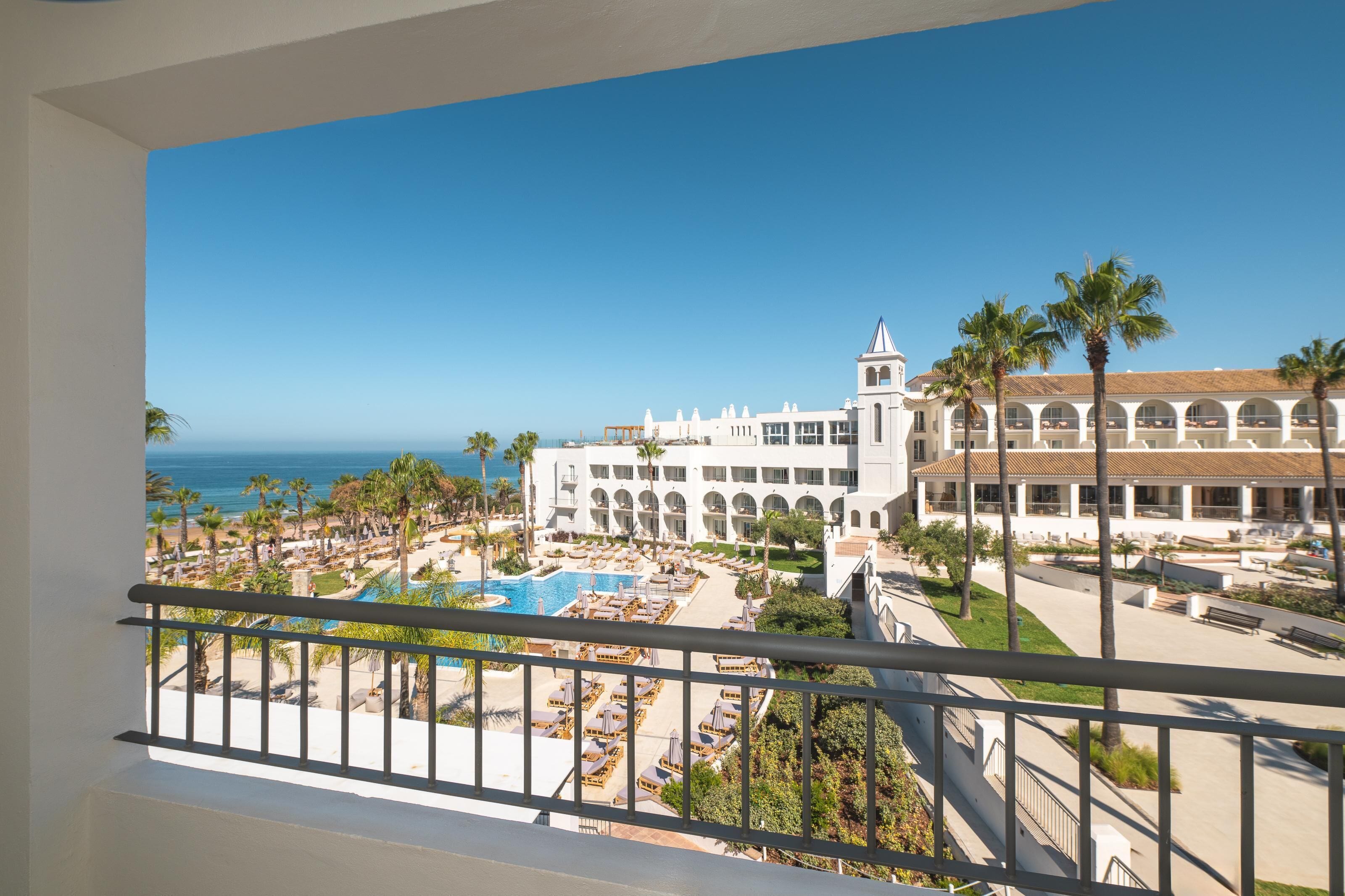 Chambre Double ou avec lits jumeaux, vue partielle sur la mer | Minibar, coffres-forts dans les chambres, bureau