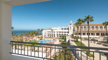 Chambre Double ou avec lits jumeaux, vue partielle sur la mer | Minibar, coffres-forts dans les chambres, bureau