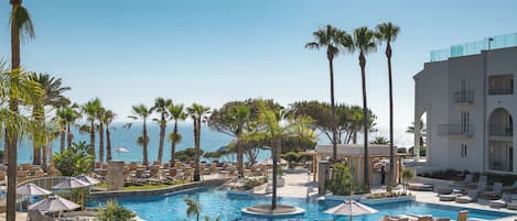 Una piscina al aire libre de temporada