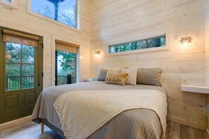 2 bedrooms, iron/ironing board, travel cot, WiFi - A Step Above by Blue Beaver Luxury Cabins (Broken Bow)