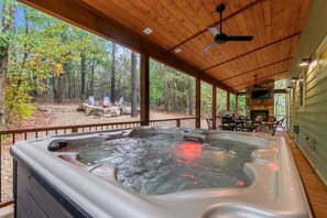 Outdoor dining - A Step Above by Blue Beaver Luxury Cabins (Broken Bow)