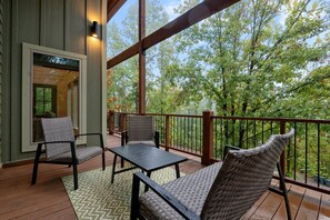 Terrace/patio - A Step Above by Blue Beaver Luxury Cabins (Broken Bow)
