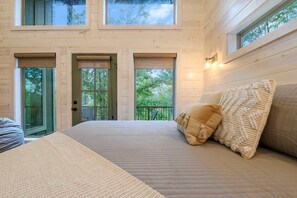 2 bedrooms, iron/ironing board, travel cot, WiFi - A Step Above by Blue Beaver Luxury Cabins (Broken Bow)