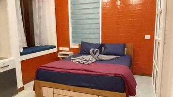 3 bedrooms, desk, iron/ironing board, free WiFi