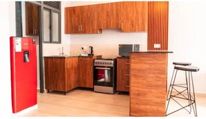 Refrigerador, microondas, horno y tetera eléctrica 