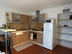Réfrigérateur, four à micro-ondes, un four, lave-vaisselle