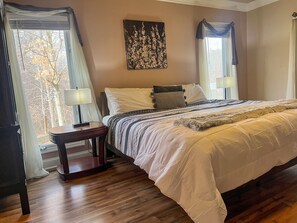 3 bedrooms, desk, free WiFi - Experience lake life at our lakeside retreat near Smith Mountain Lake VA (Goodview)
