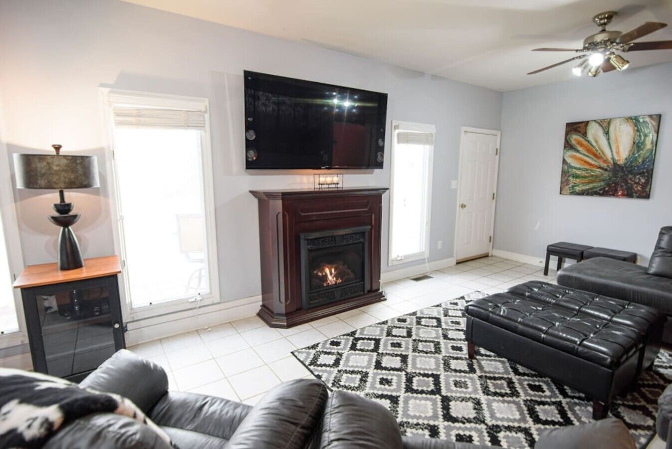 Smart TV, fireplace, table tennis, stereo