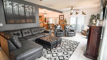 Smart TV, chimenea y tenis de mesa