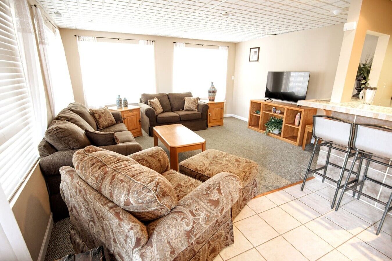 Smart TV, fireplace, table tennis, stereo
