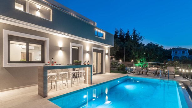 A modern house with a swimming pool, bar area, and outdoor seating. - Lazai Villa (Zakynthos)