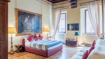 Frette Italian sheets, premium bedding, desk, free WiFi