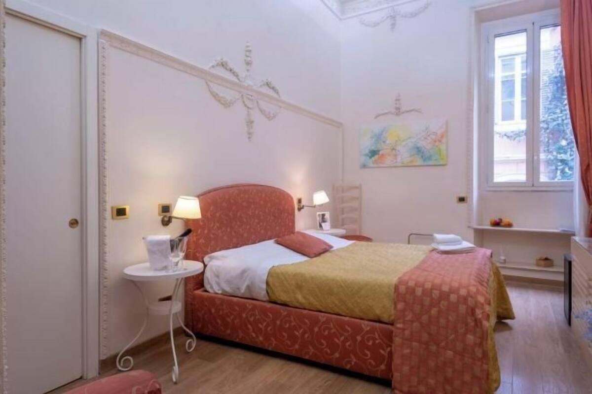1 bedroom, Frette Italian sheets, premium bedding, desk