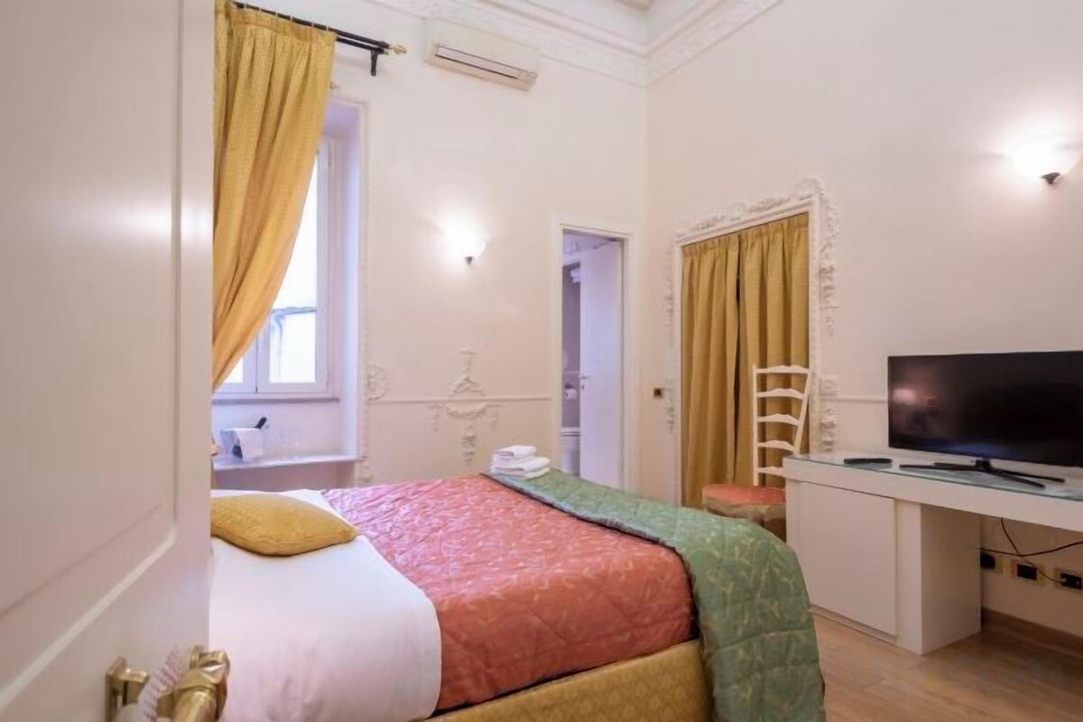 Frette Italian sheets, premium bedding, desk, WiFi (free)