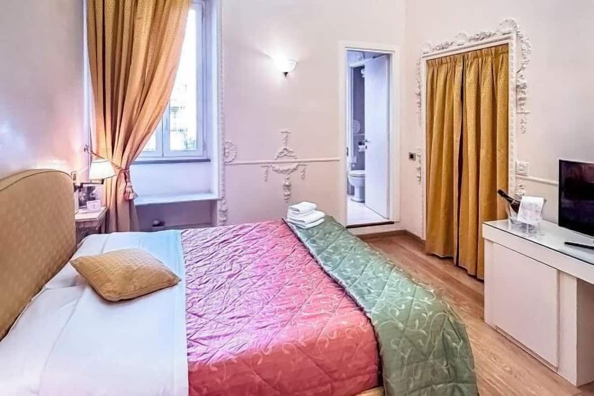 1 bedroom, Frette Italian sheets, premium bedding, desk