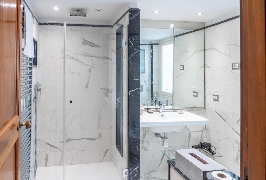 Appartamento Superior | Bagno | Doccia, asciugacapelli, accappatoio, pantofole