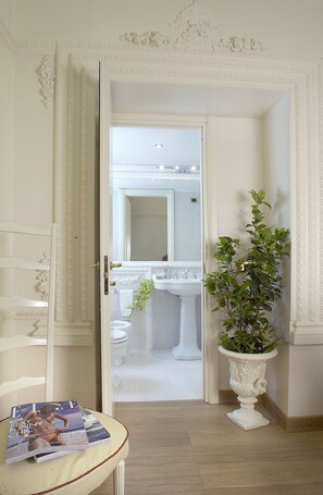 Habitación doble Deluxe, 1 habitación | Baño | Regadera, secadora de cabello, batas, pantuflas