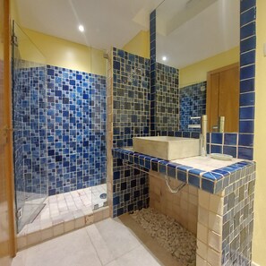 Dusche, Haartrockner, Bidet, Handtücher