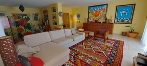 Smart-TV, Kamin, Bücher, Stereoanlage