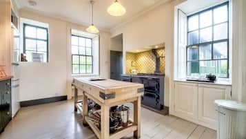 Fridge, stovetop, dishwasher, toaster