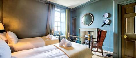 4 bedrooms, desk, iron/ironing board, travel crib