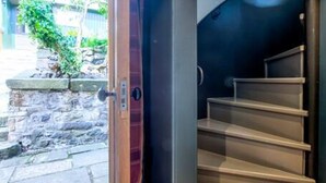 Un intérieur moderne avec un escalier menant à l’étage supérieur.