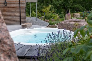 Outdoor spa tub - Idyllic country retreat (Aviemore)