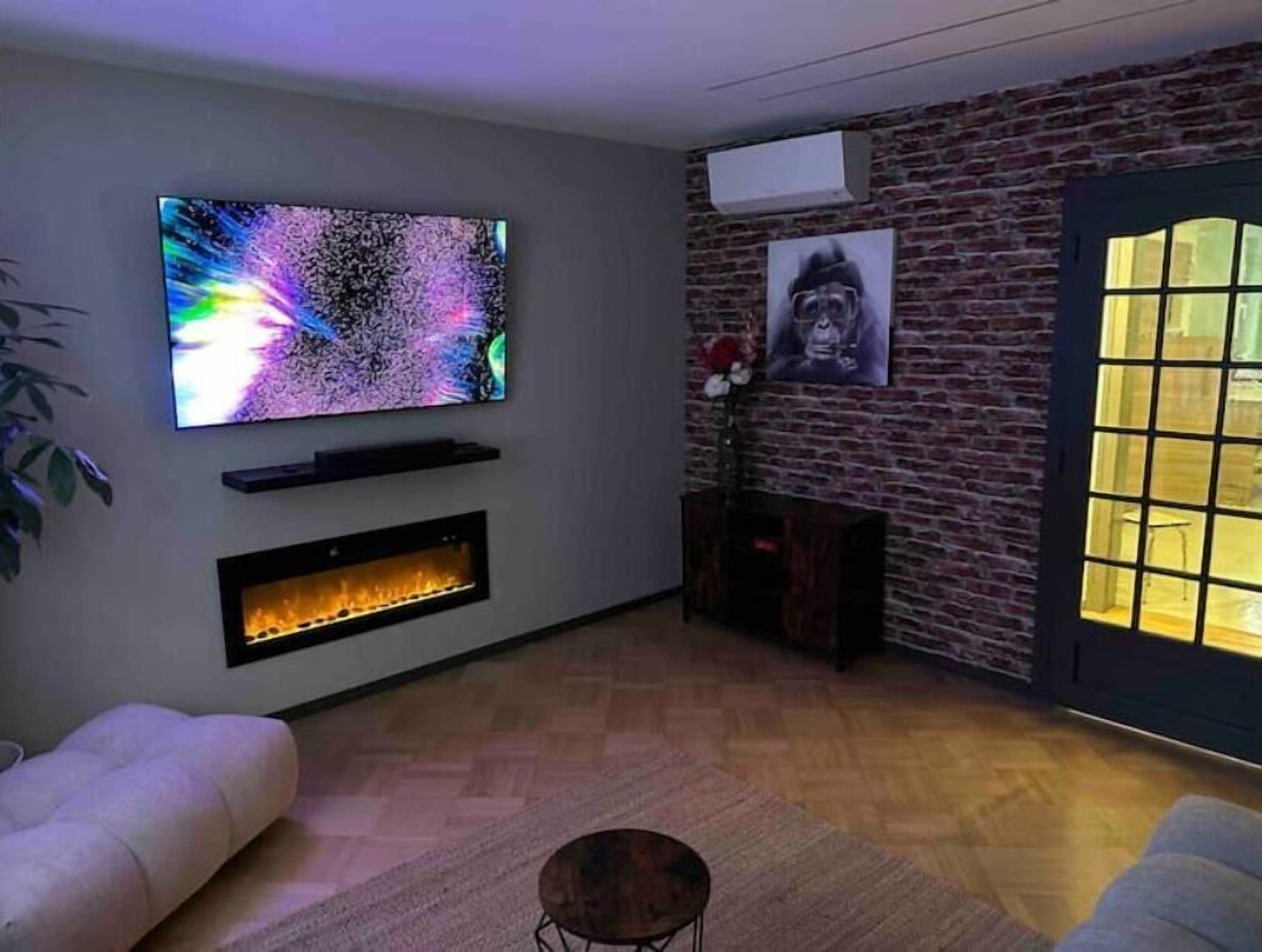 Smart-tv, videospelletjes, tafelvoetbal en een filmbibliotheek