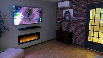 Smart-tv, videospelletjes, tafelvoetbal en een filmbibliotheek