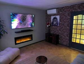 Smart-TV, Videospiele, Tischfußball, Videothek