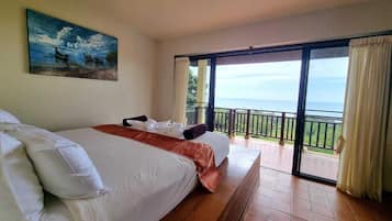 3 dormitorios, caja fuerte, escritorio y tabla de planchar con plancha